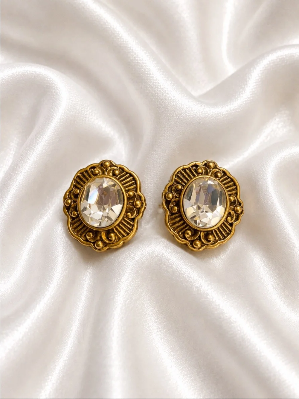 Vintage-Inspired Gold Crystal Oval Stud Clip-on Earrings